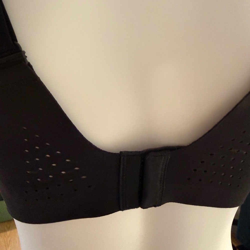 Victoria's Secret VSX Featherweight Sports Bra DD, S/P, NWOT, Black, Back-Clasp - Picture 5 of 7